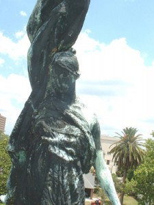 monument-to-woman-of-the-southern-confederacy-before-restoration