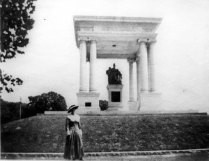 monument-to-woman-of-the-southern-confederacy-without-top